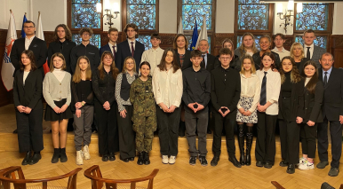 Wspólna fotografia 23 Radnych Młodzieżowej Rady Miasta Słupska V kadencji z Przewodniczącą Rady Miejskiej w Słupsku oraz Prezydentką Miasta Słupska